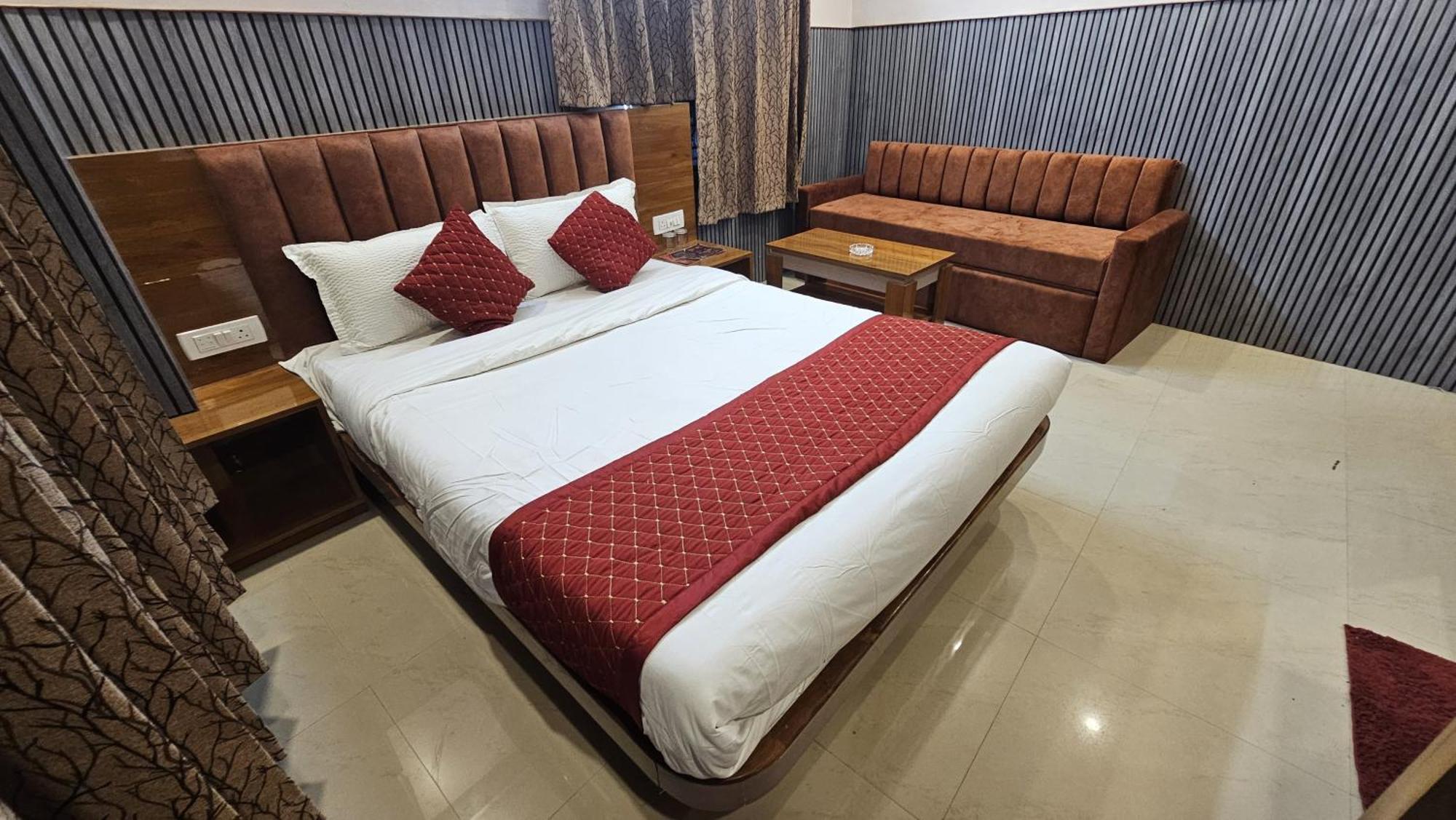 Tirupati Lodge Njp Siliguri Extérieur photo